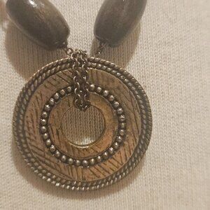 NECKLACE, GOLD TONE PENDANT WITH BEADS